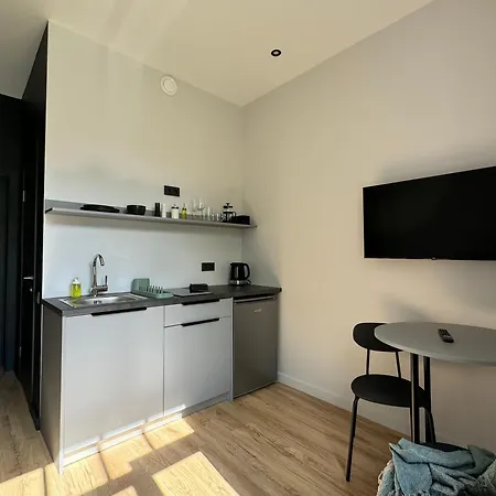 Modern In Center Apartment *