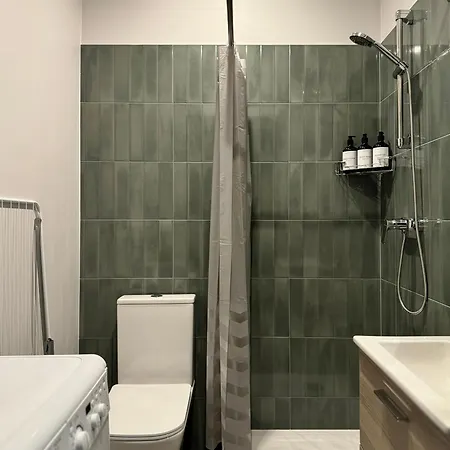 Modern In Center Apartment *