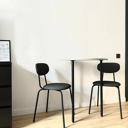 Modern In Center *